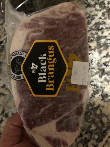 Reseña con foto de un cliente sobre New York Steak Black Brangus