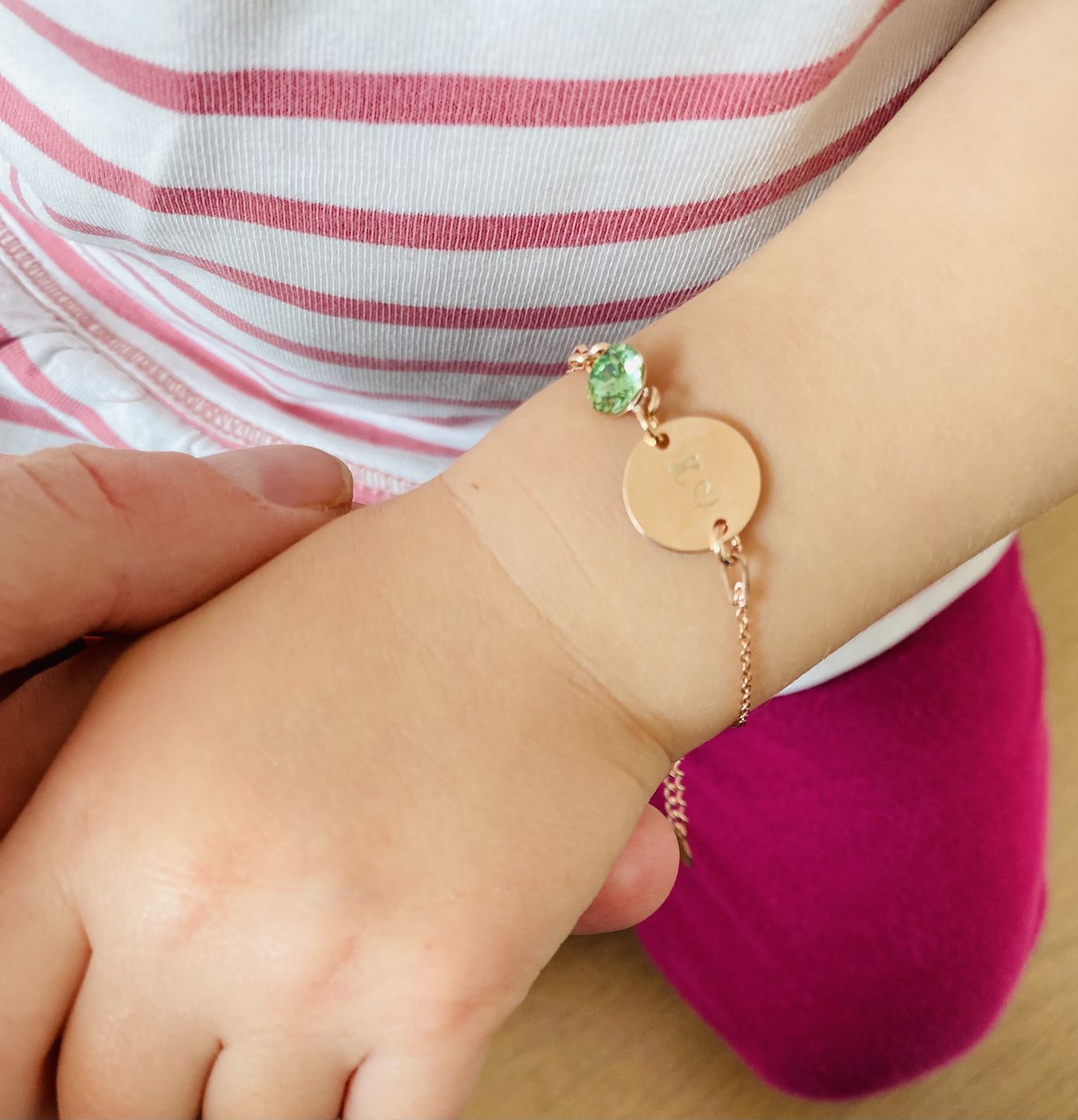 Customer photo review of Baby Armband mit Geburtsstein und Gravur rund