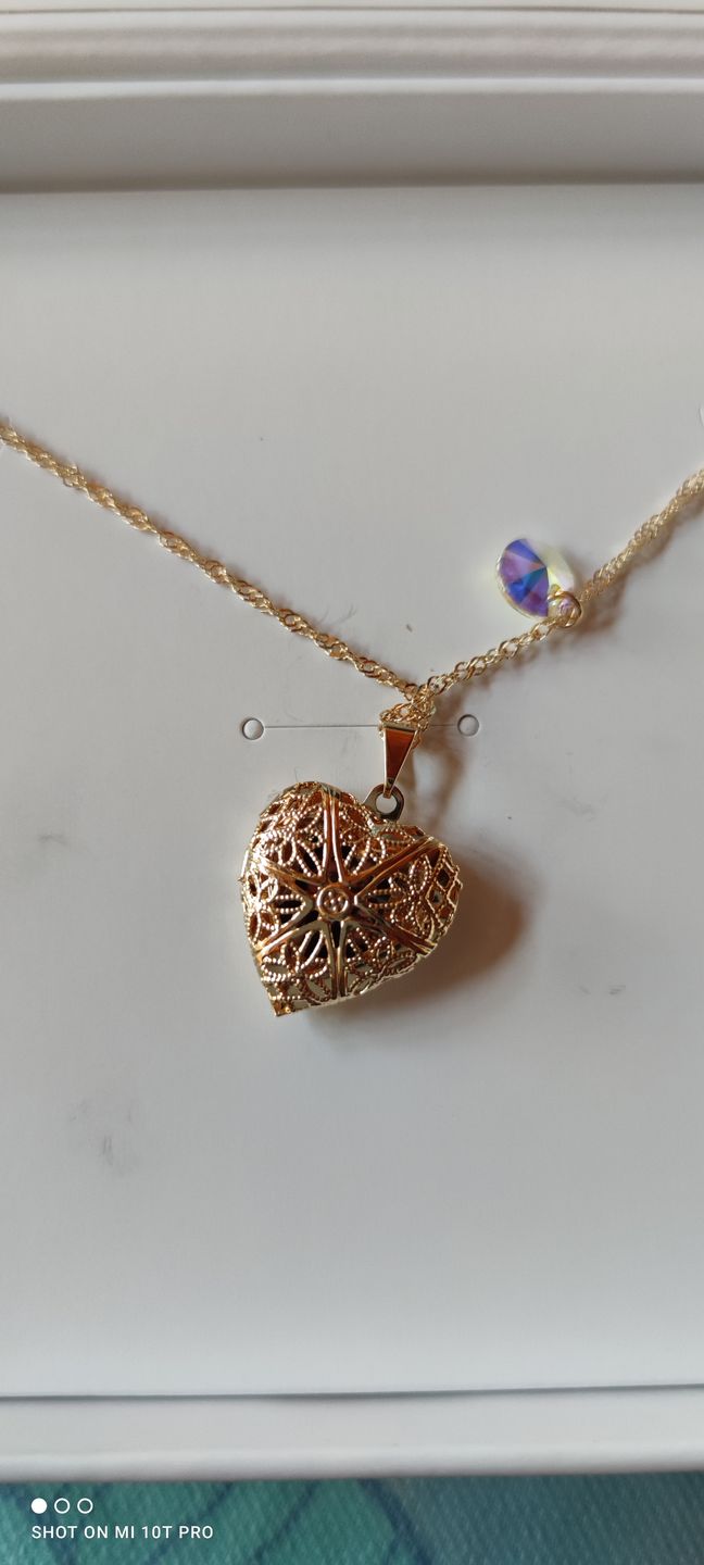 Customer photo review of Collar Relicario Corazón