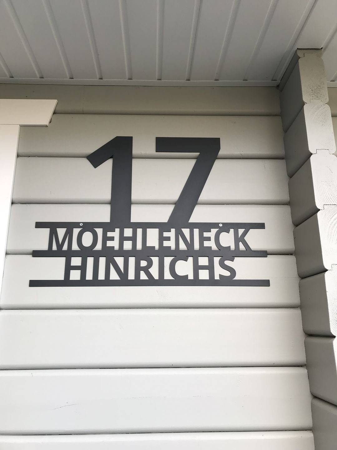 Customer photo review of Hausnummer "Modest Art" zweizeilig aus edlem Stahl mit Familiennamen