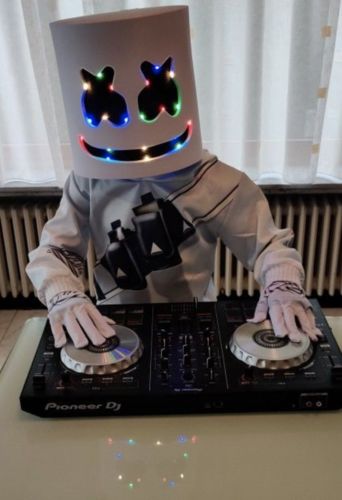 Customer photo review of Marshmallow Kostüm DJ