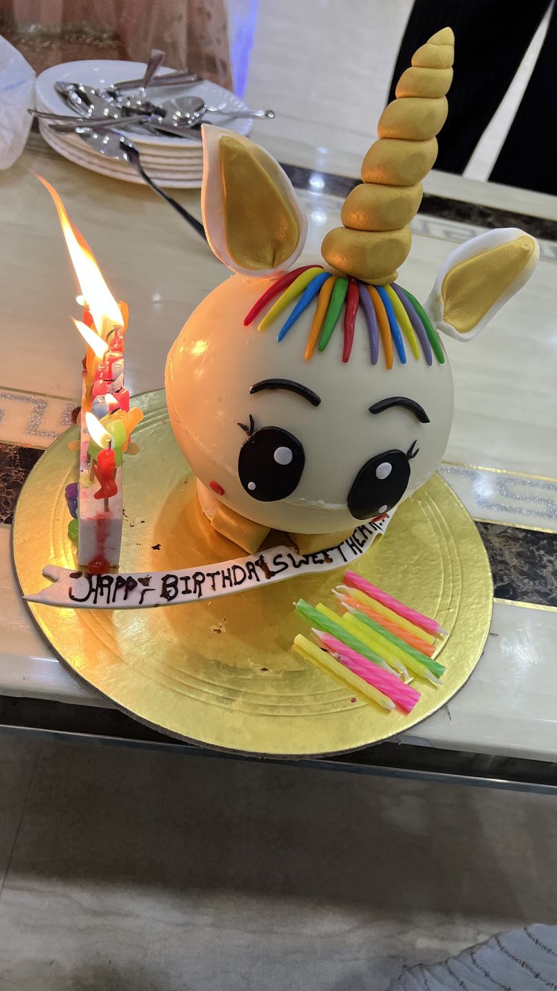 Customer photo review of Unicorn Round Pinata Cake