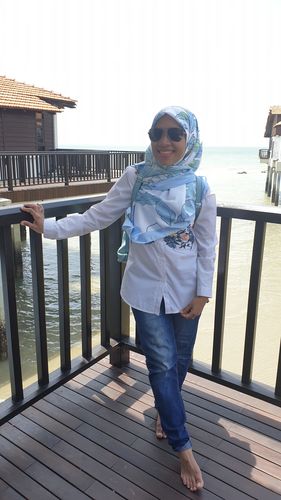 Customer photo review of Bloom Abstract in Mixed Satin Silk Square (Last Winter)