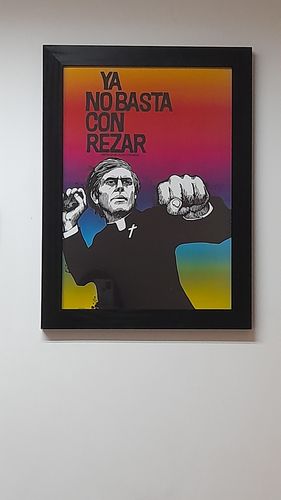Customer photo review of Afiche Enmarcado "Ya no basta con rezar"