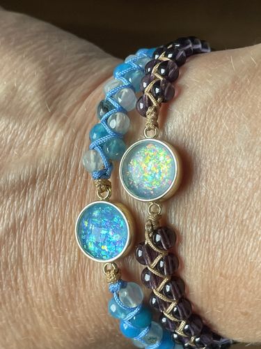 Customer photo review of HYPNOTISIERENDES BLAUES OPAL-ARMBAND