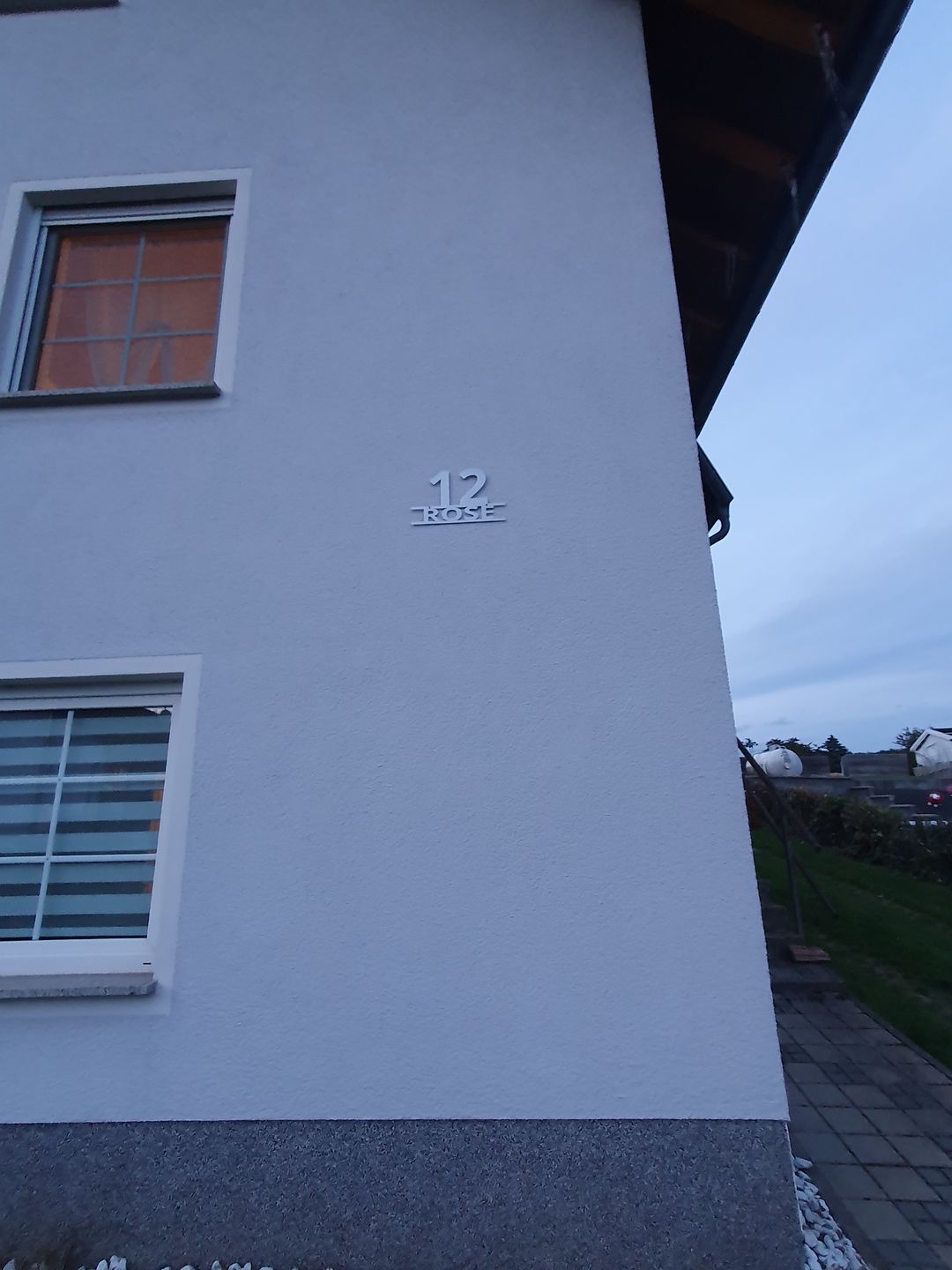 Customer photo review of Hausnummer "Modest Art" einzeilig aus edlem Stahl mit Familiennamen
