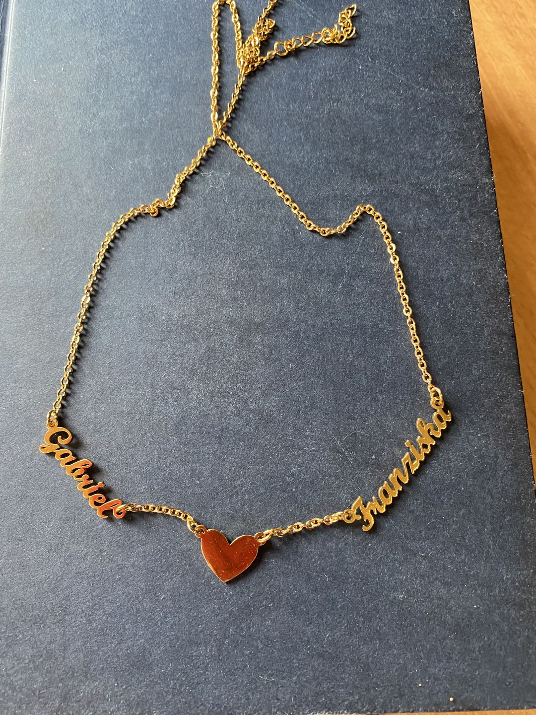 Customer photo review of LOANYA personalisierbare Herzkette mit zwei Namen