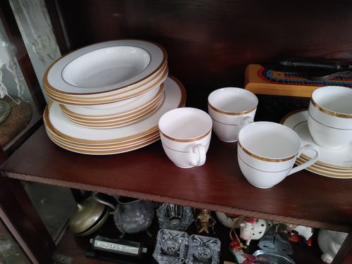 Customer photo review of Bone China Gold 20 Piece Dinnerware Set