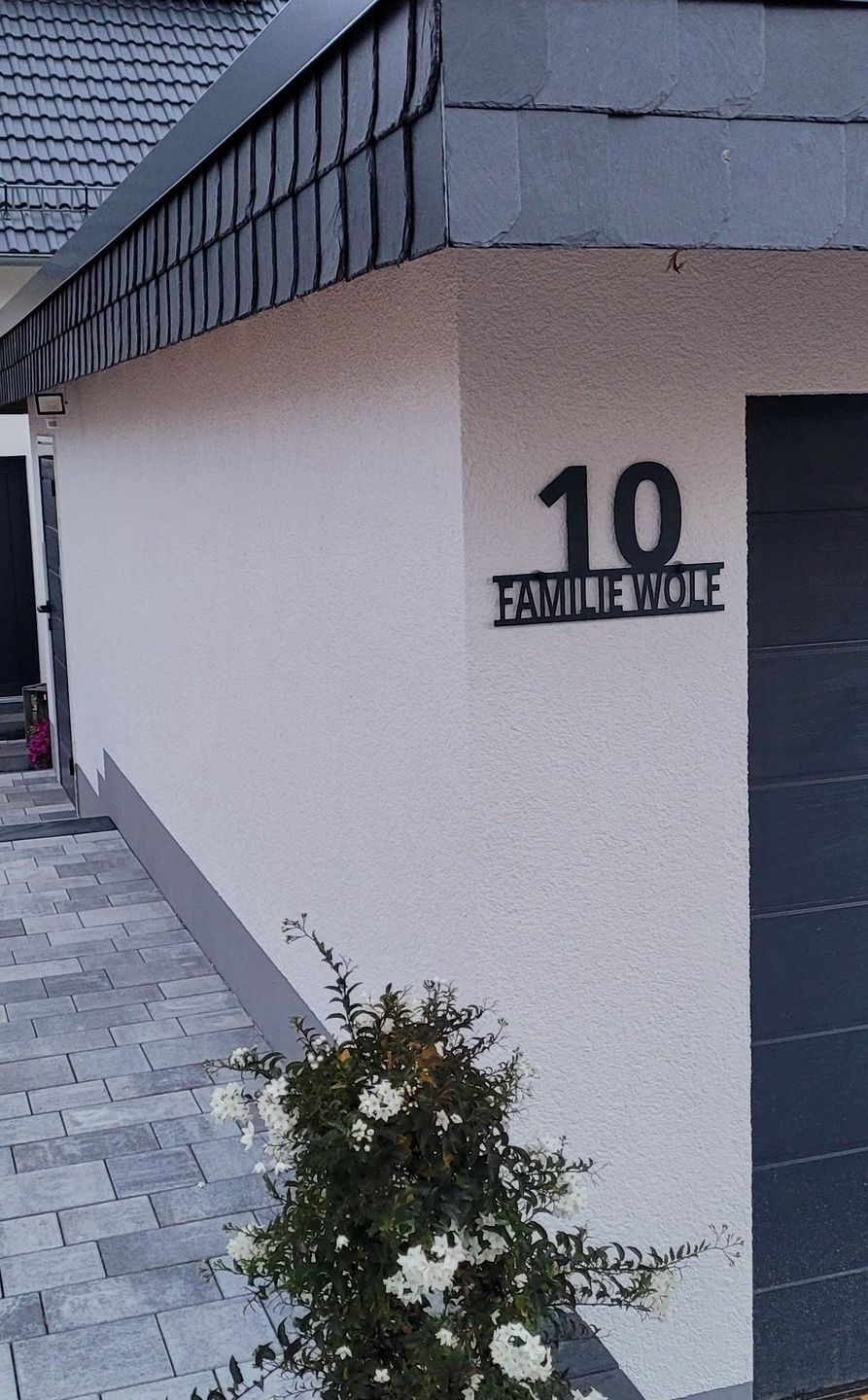 Customer photo review of Hausnummer "Modest Art" einzeilig aus edlem Stahl mit Familiennamen