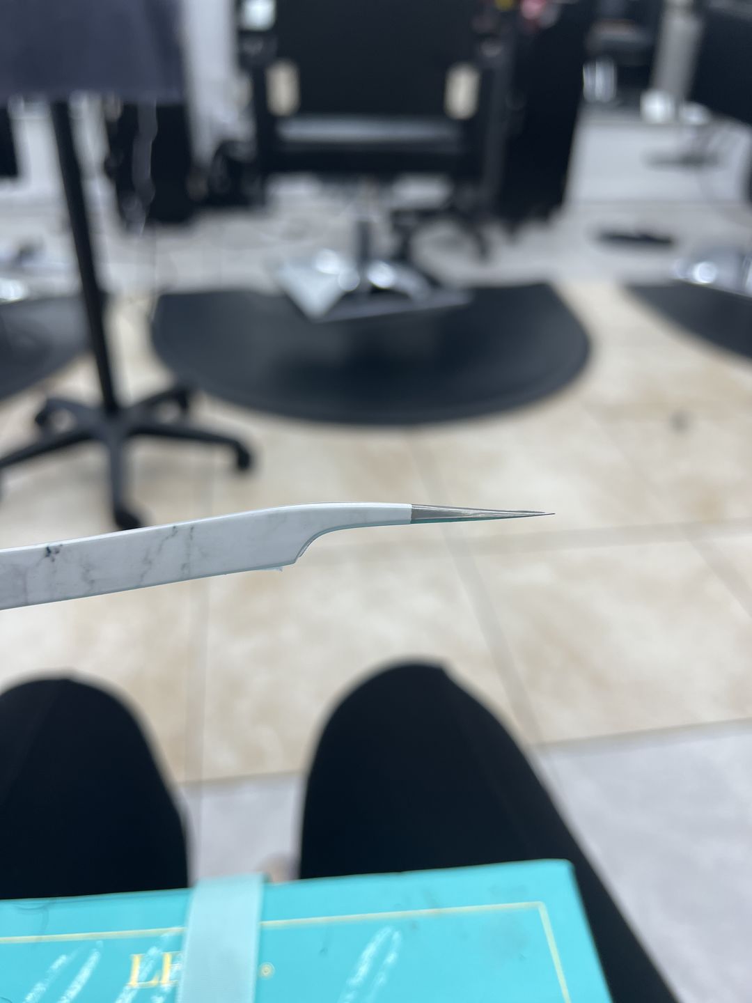 Customer photo review of DOLPHIN-SHAPED CURVED TWEEZER
