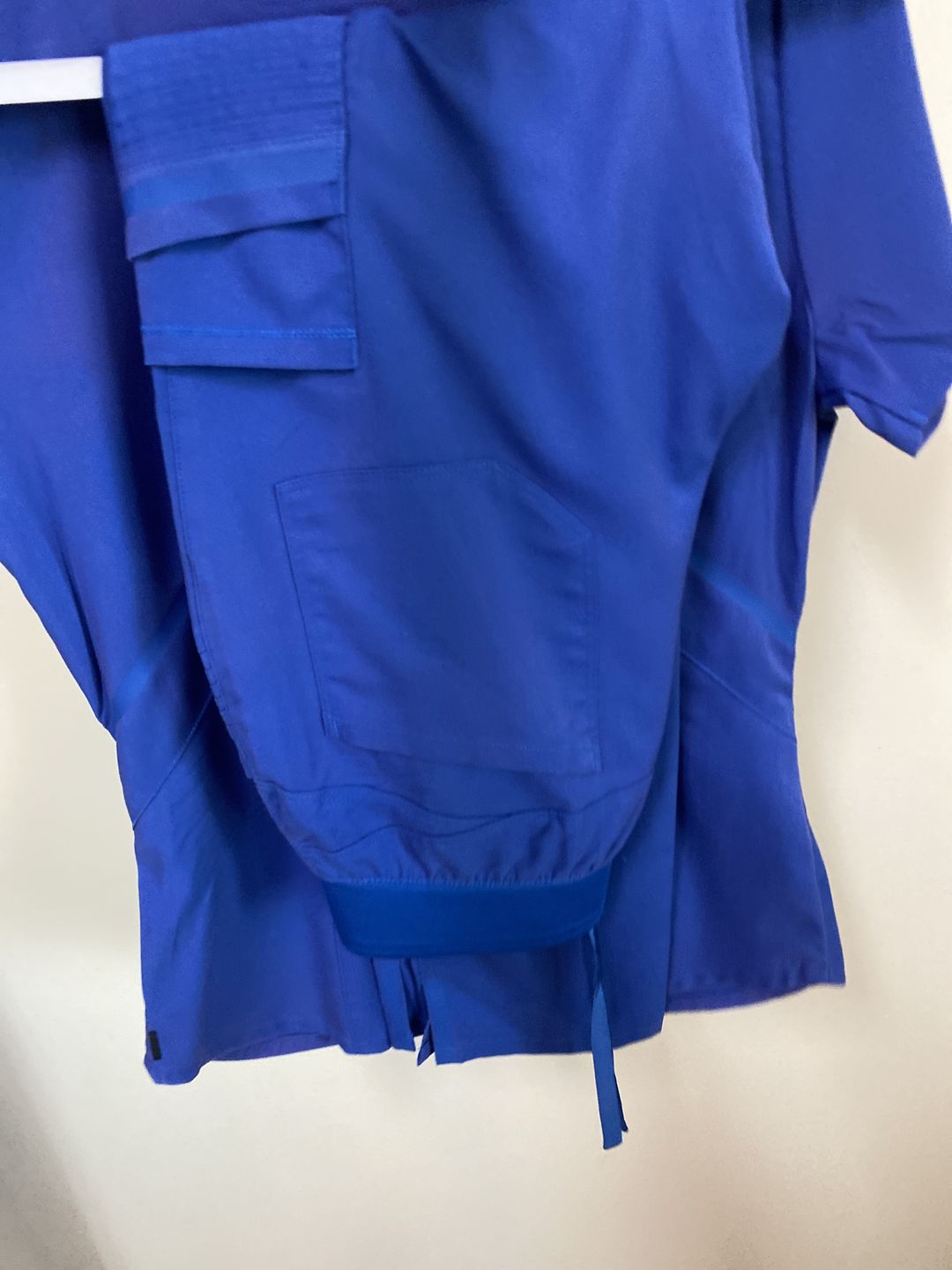 Customer photo review of بلوزة سكراب موتو جريز اناتومي إمباكت