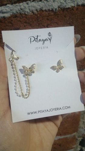 Customer photo review of Aretes de Mariposa Earcuff