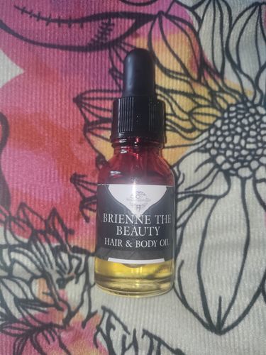 Customer photo review of Brienne the Beauty hair and body oil