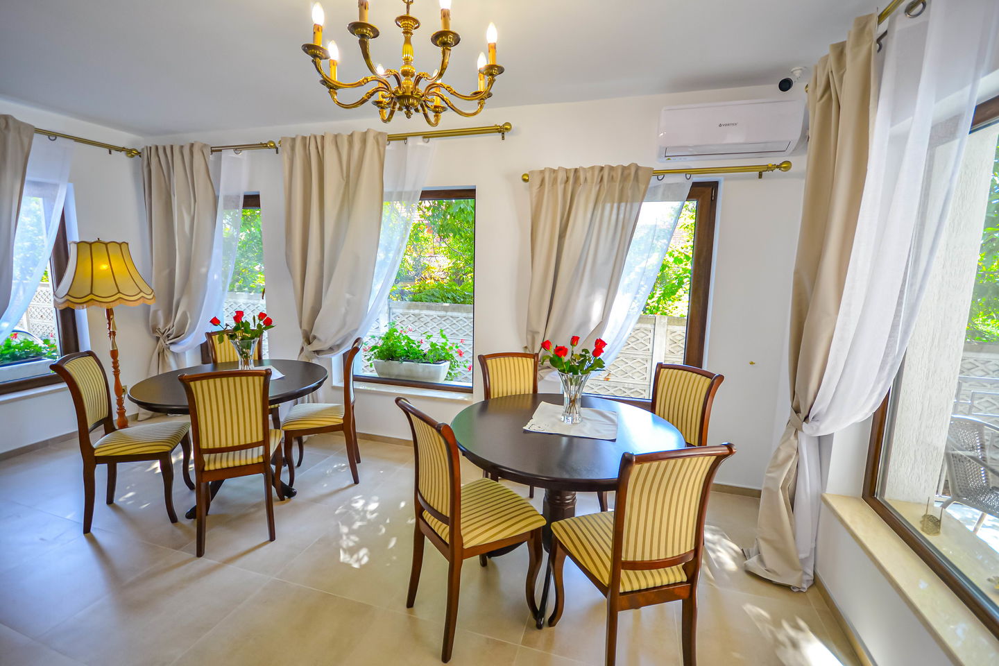 Customer photo review of Scaun MN-SC, bej lucios/nuc inchis, stofa/lemn, 45x42x96 cm