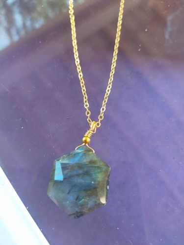 Customer photo review of Collier en pierre Labradorite