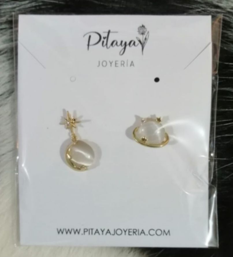 Customer photo review of Aretes de Saturno de Ópalo