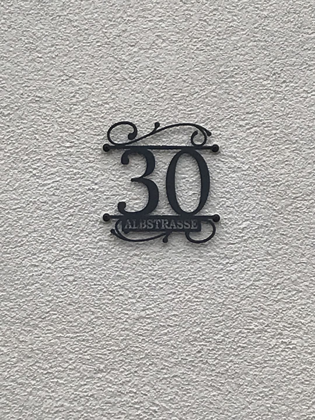 Customer photo review of Hausnummer Türschild mit Ornament und Familiennamen aus edlem Stahl