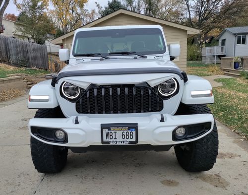 Customer photo review of Gladiator Vader Grille w/ Mesh - Black & White for 18-21 Jeep Wrangler JL & Gladiator JT