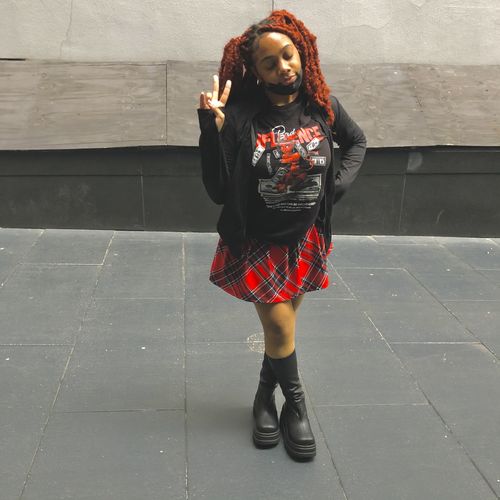 Customer photo review of BAD INFLUENCE TEE