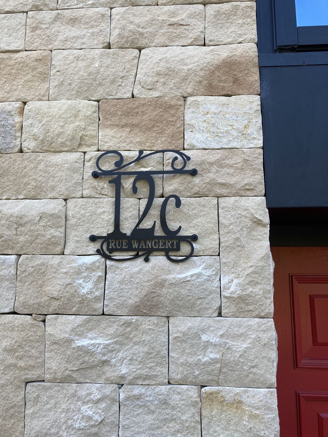 Customer photo review of Hausnummer Türschild mit Ornament und Familiennamen aus edlem Stahl