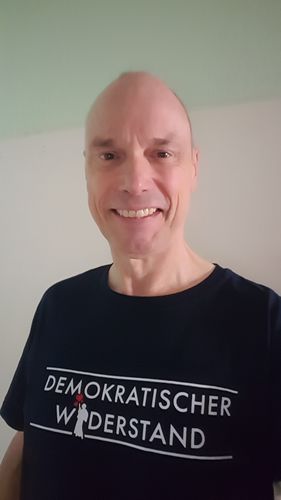 Customer photo review of DEMOKR. WIDERSTAND ORGANIC SHIRT BUBEN • DEMOKRATISCHER WIDERSTAND