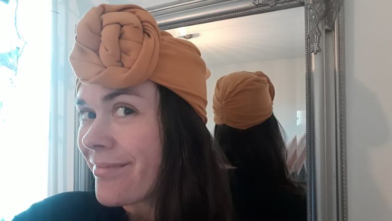 Customer photo review of House of Foxy: Turban - sennepsgul i 1940er stil
