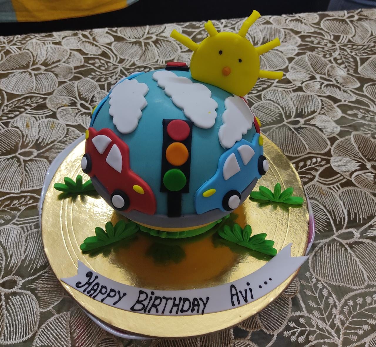 Customer photo review of Car Round Pinata Cake