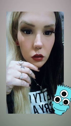Customer photo review of MOJOSEE Pure Black Colored Contact Lenses