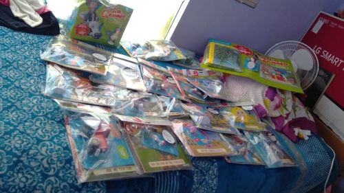 Customer photo review of Vamos a jugar l La Granja de Zenón: 20 muñecos, 11 cuentos y  playmat