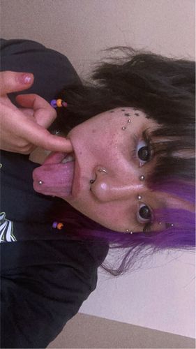 Customer photo review of MOJOSEE Pure Black Ring Colored Contact Lenses