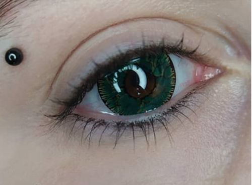 Customer photo review of MOJOSEE Fissure Green Colored Contact Lenses