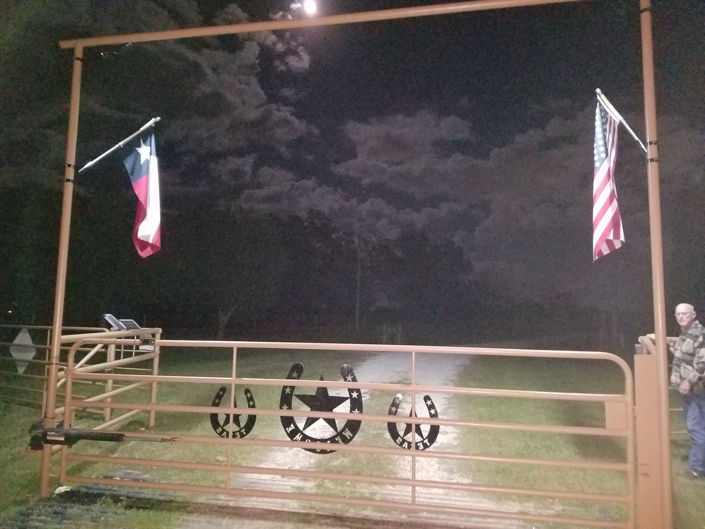 Customer photo review of 140W Solar Street Light 14000 Lumens