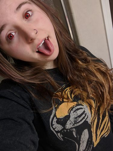 Customer photo review of MOJOSEE Vika tricolor Red-brown Colored Contact Lenses