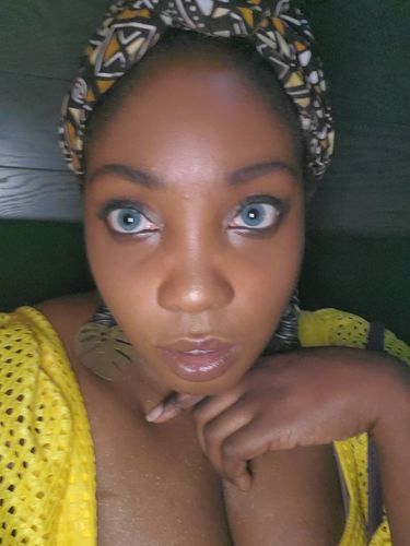 Customer photo review of MOJOSEE Aurora Azu Colored Contact Lenses