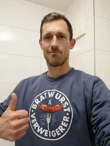 Customer photo review of SWEATER BUBEN • BRATWURST-VERWEIGERER