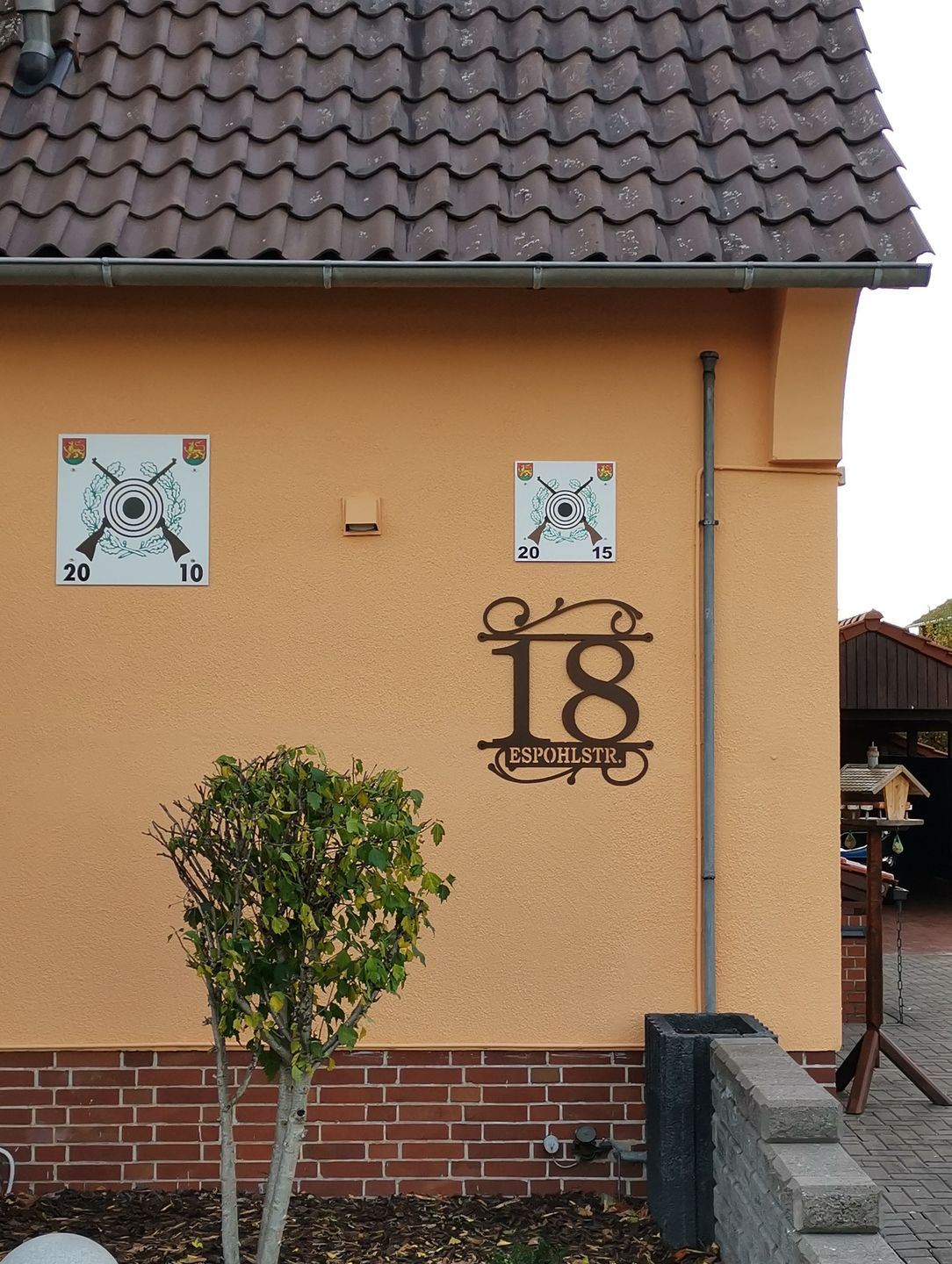 Customer photo review of Hausnummer Türschild mit Ornament und Familiennamen aus edlem Stahl