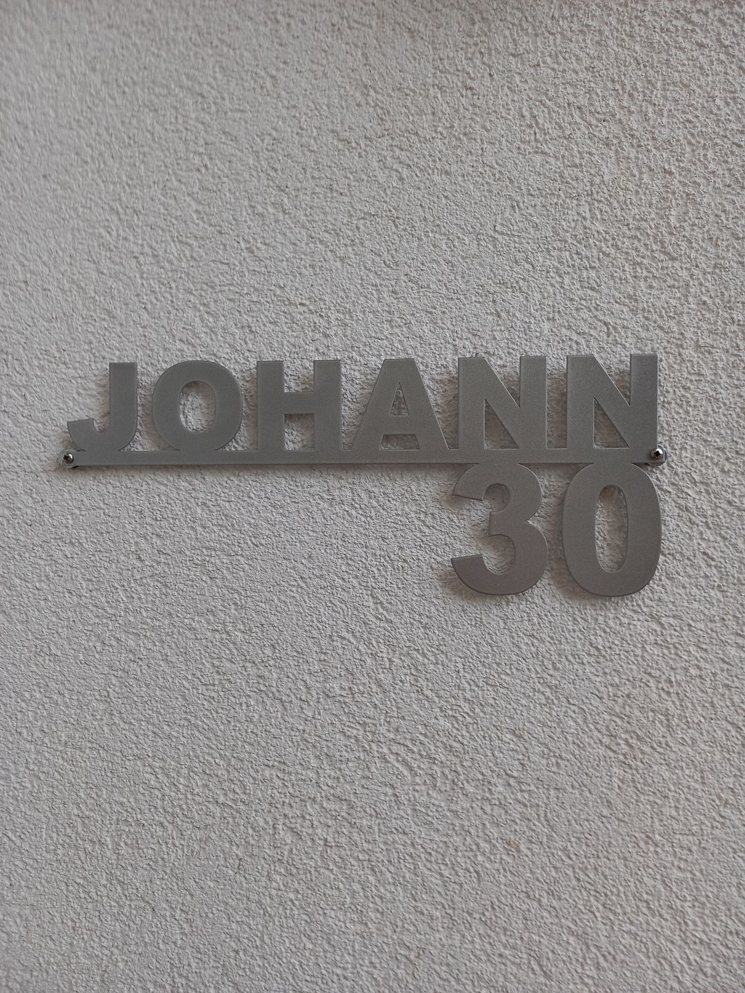 Customer photo review of Hausnummer-Türschild "Simple" mit Familiennamen aus edlem Stahl (personalisierbar)