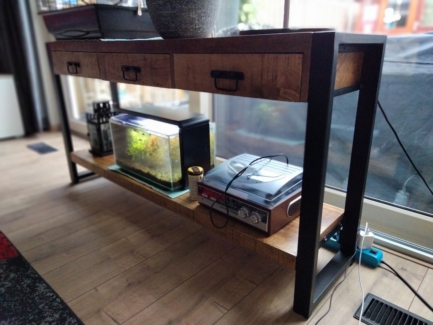 Customer photo review of Sidetable / Dressoir met lades Industrieel Design | Mangohout en Staal | 150x35x76cm