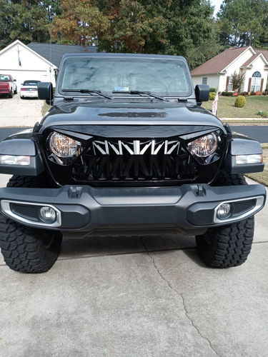 Customer photo review of Shark Grille - Glossy Black for 18-21 Jeep Wrangler JL & Gladiator JT
