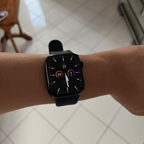 Apple Watch Series 5 có mấy phiên bản? Mặt kính và khung làm từ gì?