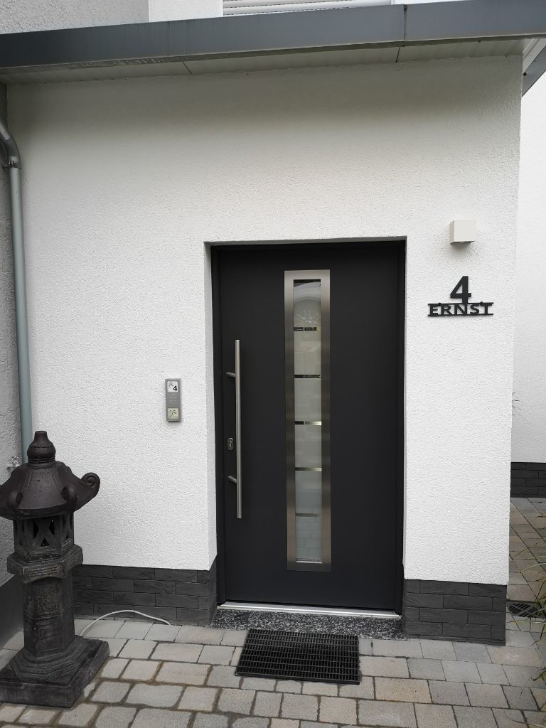 Customer photo review of Hausnummer "Modest Art" einzeilig aus edlem Stahl mit Familiennamen