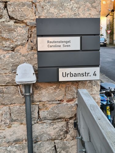 Customer photo review of AlbersDesign Briefkasten B4 anthrazit (RAL7016) personalisiert mit Edelstahl-Schildern