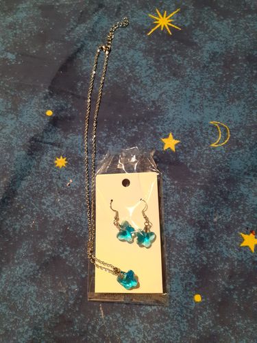 Customer photo review of Parure bijoux à papillons en verre