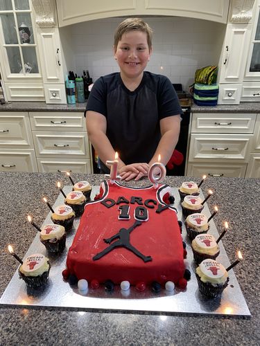 Customer photo review of 15 x 5 cm Pre-cut Standard Cupcake Custom Edible Icing Images