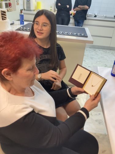 Customer photo review of V Shiny Necklace