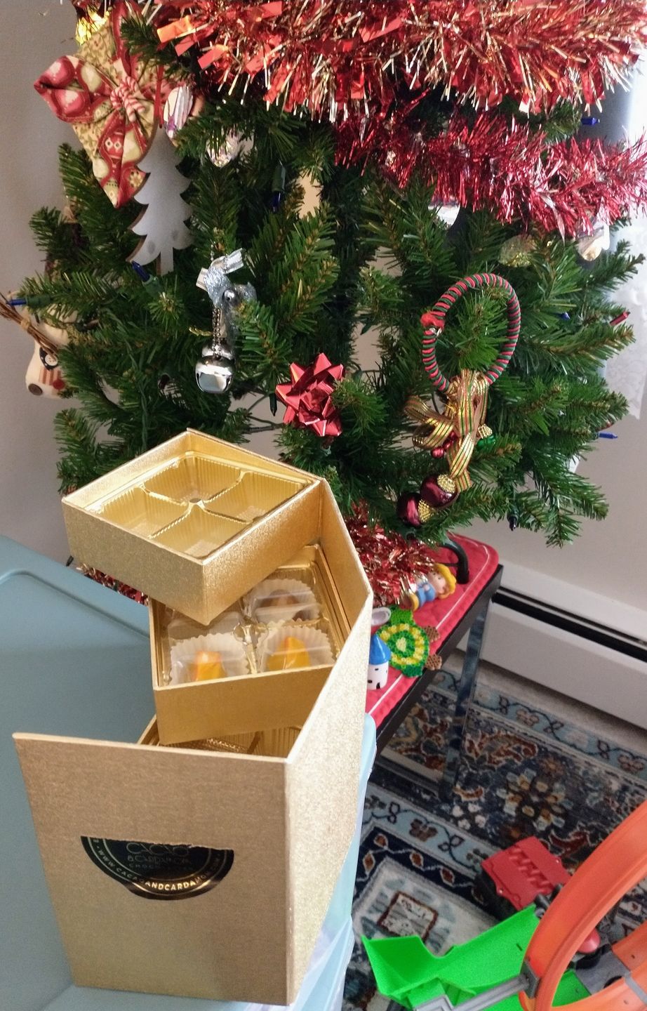 Customer photo review of Holiday 16 piece box