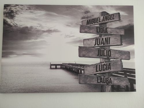Customer photo review of Lienzo Muelle de Madera con Nombres Personalizados