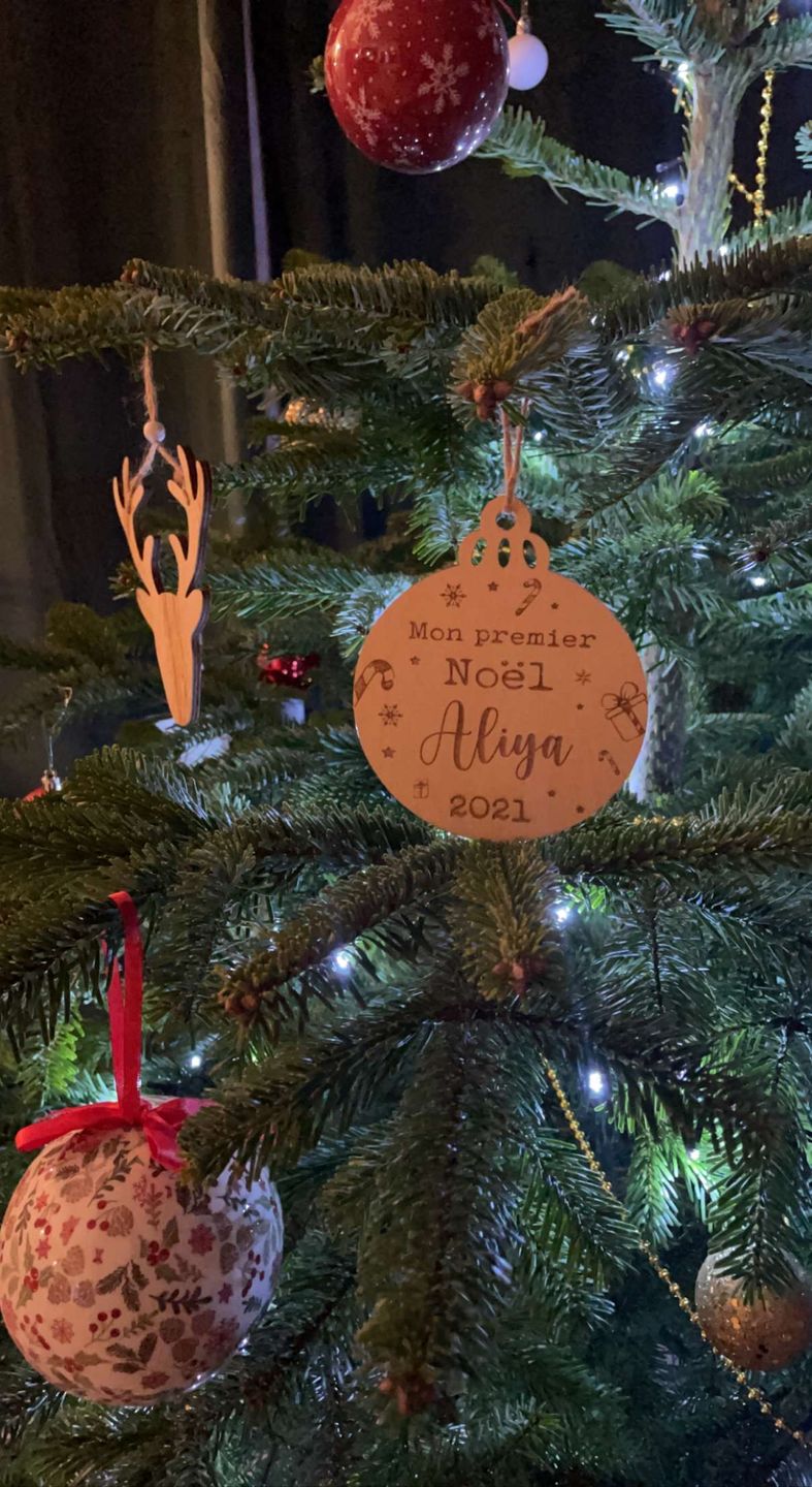 Customer photo review of Boule de Noël en bois Personnalisable - Mon premier Noël