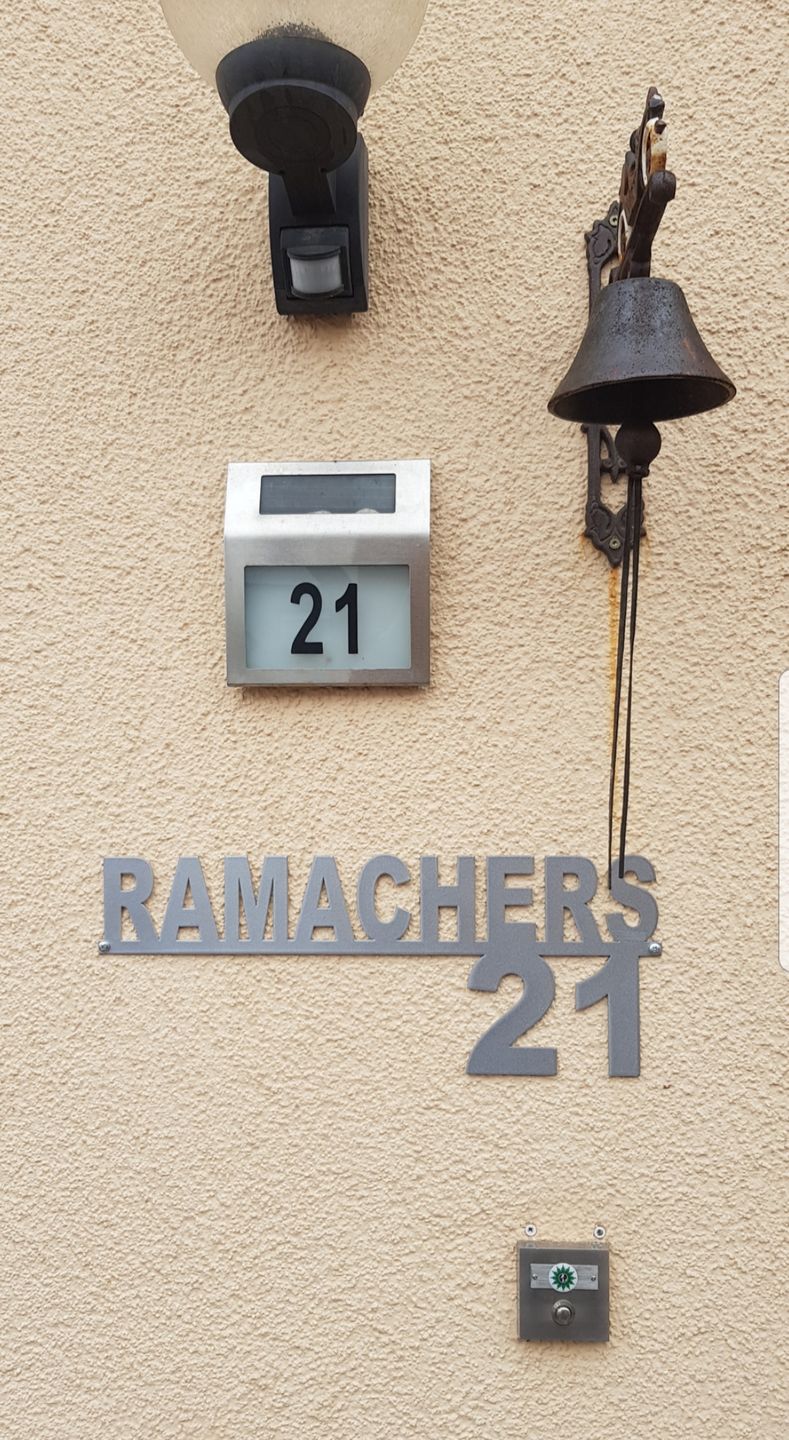 Customer photo review of Hausnummer-Türschild "Simple" mit Familiennamen aus edlem Stahl (personalisierbar)