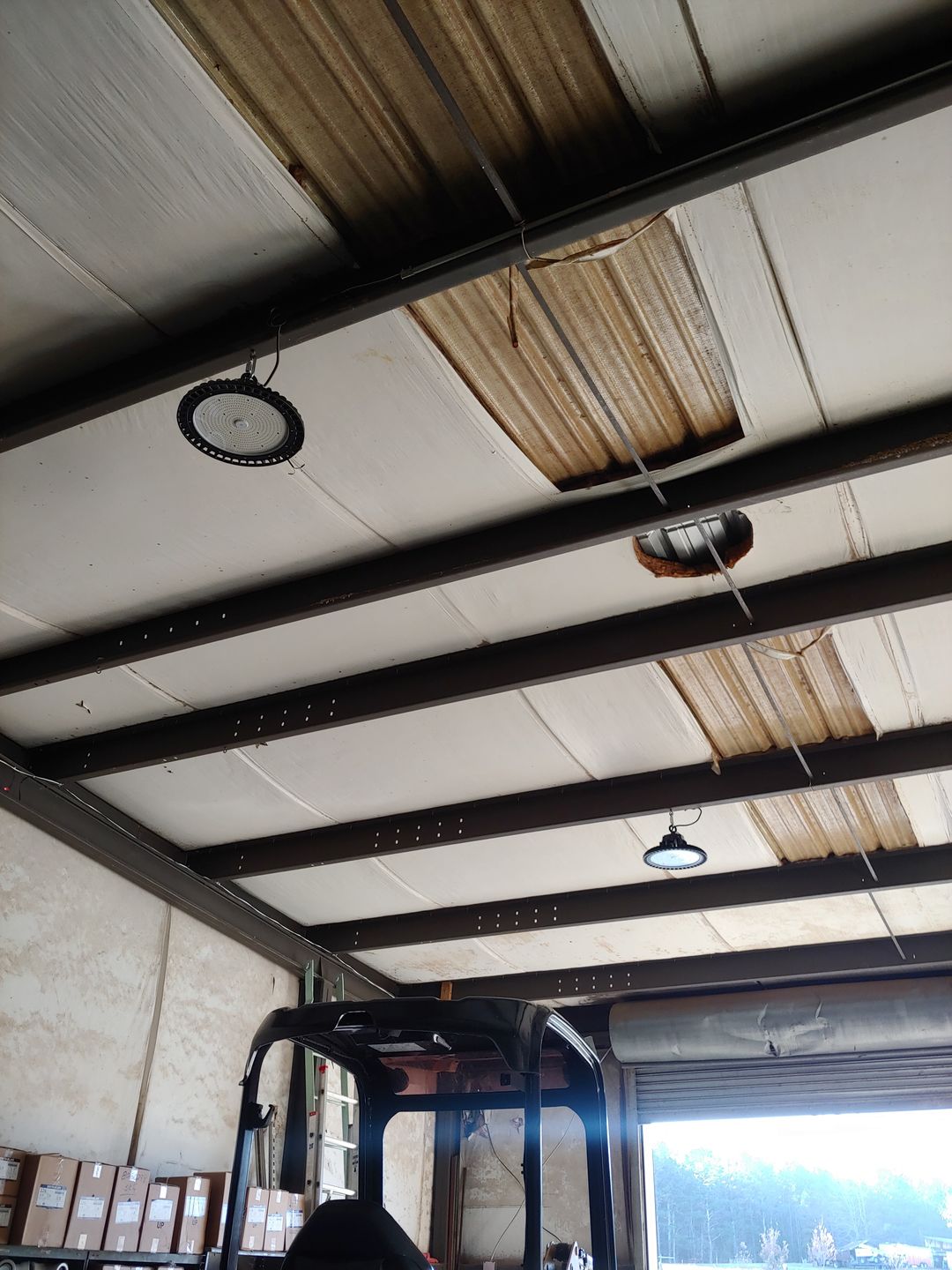 Customer photo review of 240W UFO High Bay LED Lights, 5700K Daylight White, 34800lm, Dimmable, UL, DLC Listed, IP65 For Warehouse/Airport /Workshop/Garage/Factory Lighting